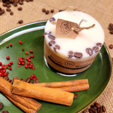 Beauty Scents small coffee candle featuring coffee bean decoration displayed on green plate with festive cinnamon and berry styling