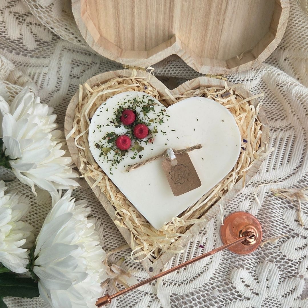 Heart candle with red berries, vegan and rustic, in wooden gift box